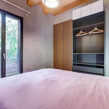 Private Garden 3 Min Walk To Metro Apartment *