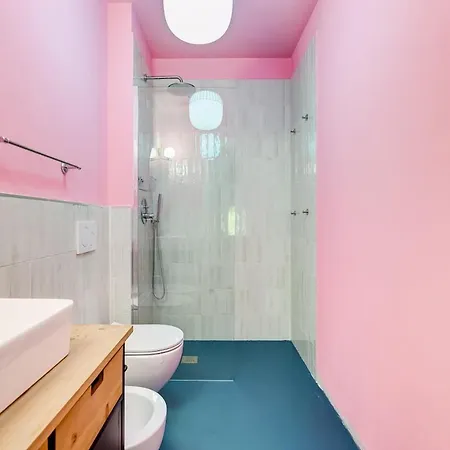 Private Garden 3 Min Walk To Metro Apartment *