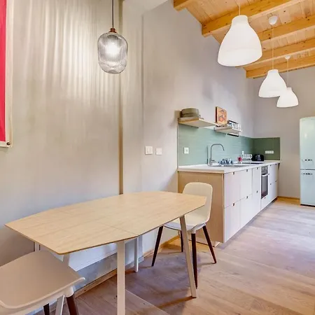 Private Garden 3 Min Walk To Metro Apartment