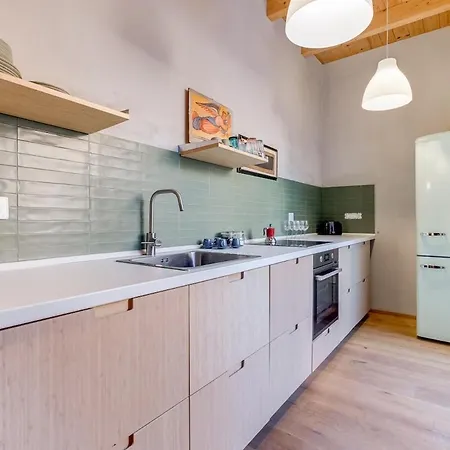 Private Garden 3 Min Walk To Metro Apartment